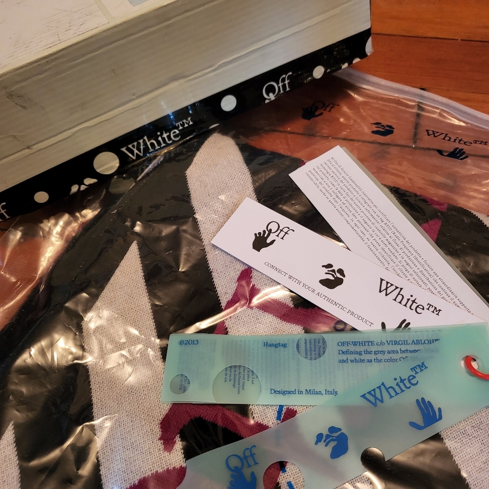 Off-White Diagonal Scarf - Picture 4 of 6